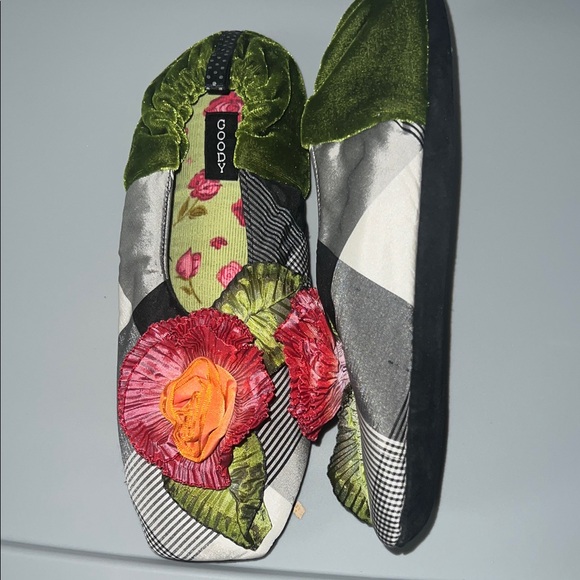 Women's Goody Goody Floral Slippers - Picture 7 of 9